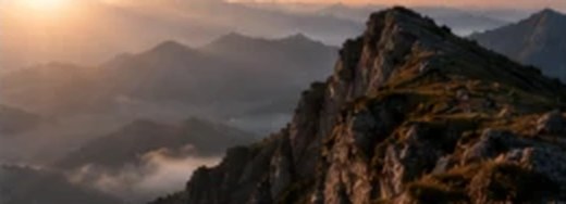 Picos de montanha ao amanhecer